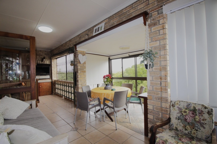 6 Bedroom Property for Sale in Paradise Beach Eastern Cape